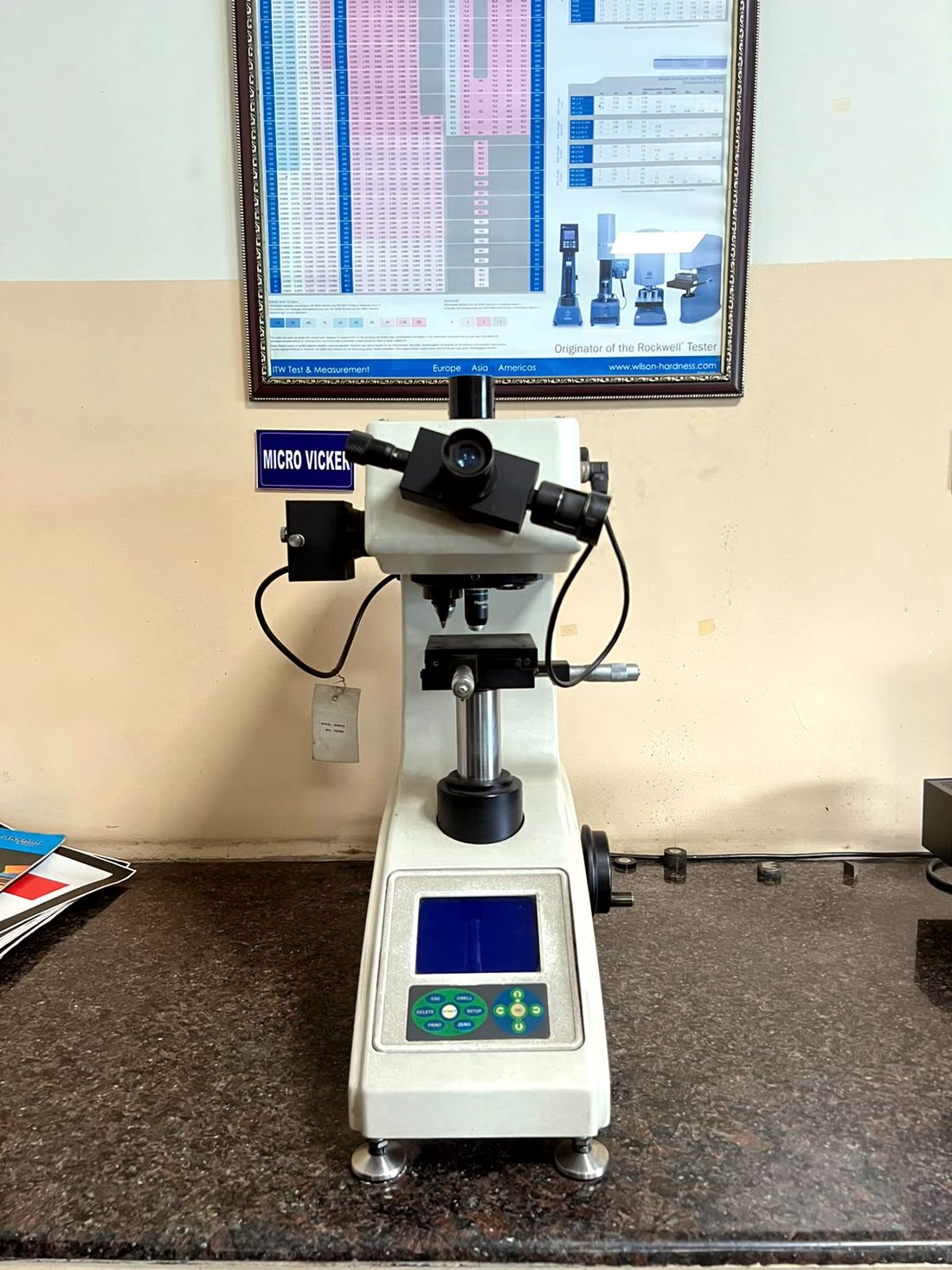 Micro Vickers hardness tester with image analyser